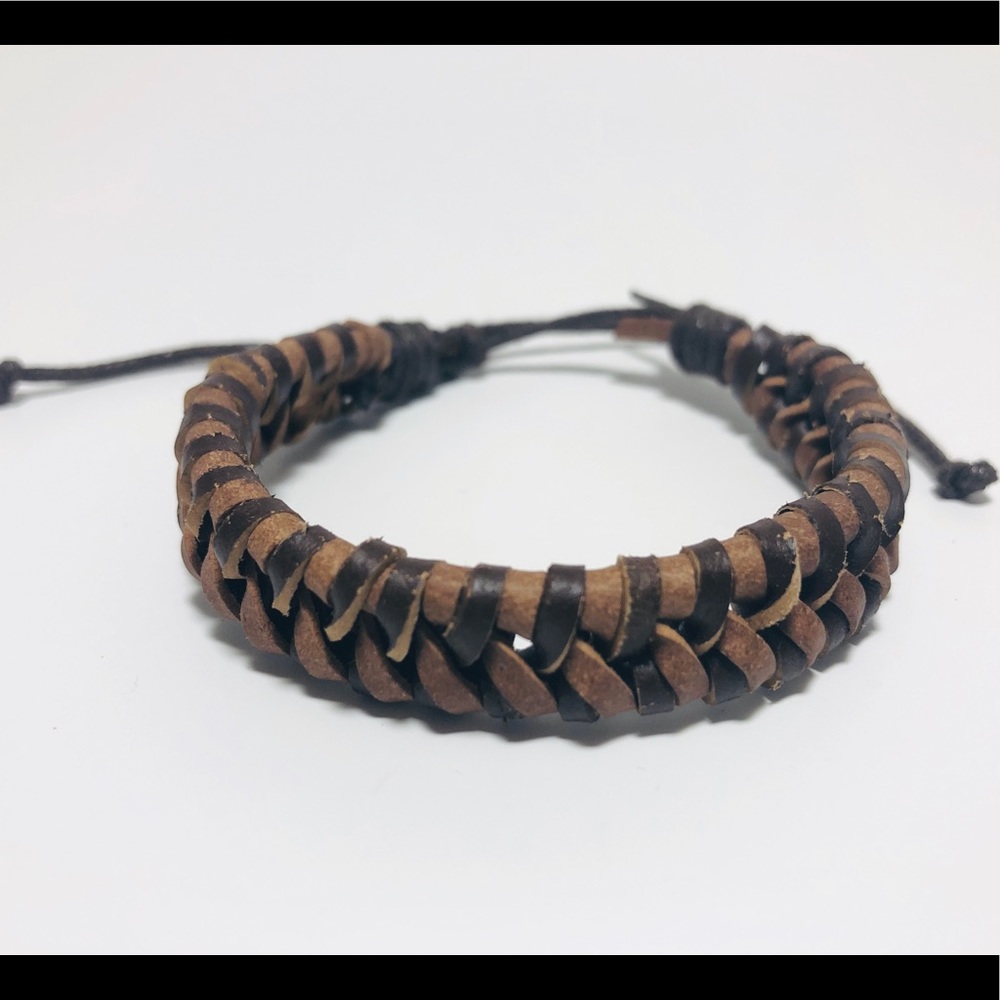Adjustable leather bracelet